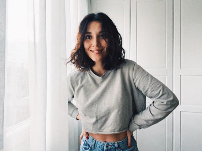 "Evden kamaya altm. Evin st katndaki merdivenlerden inerken samdan beni yakalayarak kafam duvara vurdu.arpmann etkisiyle merdivenlerden dtm. Birok blgeden yaralandm."