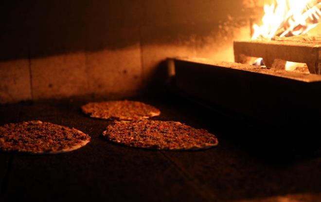 Gerek boyutlar gerekse iinde konulan malzemelerin farkll ile fndk, ullama, soanl ya da sarmsakl olarak adlandrlan lahmacunun en ok tketildii yer ise Gneydou Anadolu Blgesi. Blgenin iki nemli mutfa olan Gastronomi kenti Gaziantep ve esiz lezzetlere sahip anlurfa'da lahmacun iine konulan malzemeler asndan farkllk gsteriyor. Yapmnda genel hatlar ile taze biber, maydanoz, domates ve et konulan lahmacuna Gaziantep'te sarmsak eklenirken anlurfa'da ise soan konuluyor. Her iki kent insan ise kendi lahmacunlarnn daha lezzetli salkl olduunu iddia ediyor.