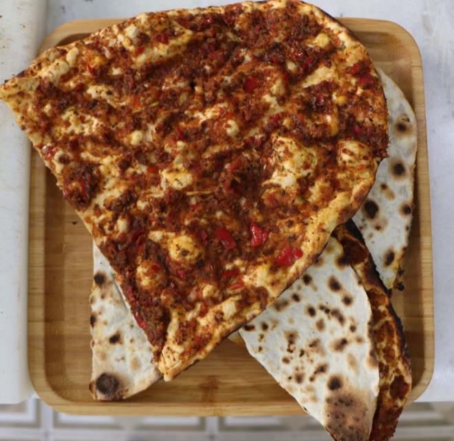 GAZANTEP'TE LAHMACUN SARIMSAKLI OLUR  <br>    Gazianteplilerin lahmacunu sarmsakl tercih ettiini ve kullanlmas gerekenin sarmsak olduunu ifade eden A Cebrail Hasgl, "Gaziantep lahmacunun en nemli zellii etin zrt yardm ile ekilmesi ve sarmsakl olmasdr. Ayrca mevsiminde domates ve biberinin kullanlmas ve hamurunun mayasz olmas lazm. Gaziantep lahmacunun lezzetine lezzet katan etin zrhta ekilmesi ve olmazsa olmaz sarmsak kullanlmasdr. Soan kullanlan lahmacun Gaziantep'e has bir lahmacun deildir. Gaziantep'in z lahmacunu sarmsakl olandr. Kuzunun d tarafndan kullanlan et ile birlikte lahmacunun lezzetine lezzet katar. Gaziantepliler lahmacunu haftada mutlaka yer. Kebap ncesinde tketilir. Kebap ncesi bir adet fndk lahmacun mterilerimize servis ediyoruz" dedi.