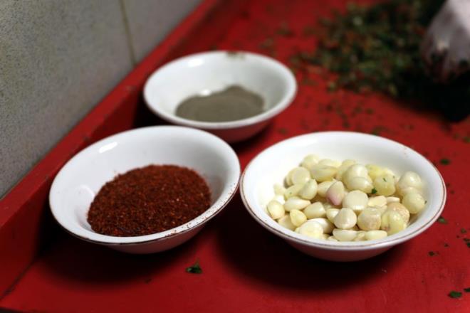 Gaziantepli vatandalar da lahmacunu sarmsak olmadan dnemediklerini ve orijinal lahmacunun sarmsakl olmasn gerektiini syledi.