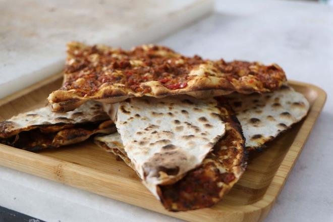 Trk mutfann pizzas olarak bilinen ve hem yabanc turistlerin hem de yerli halkn vazgeemedii lahmacun her yrede farkl malzeme ile yaplyor.