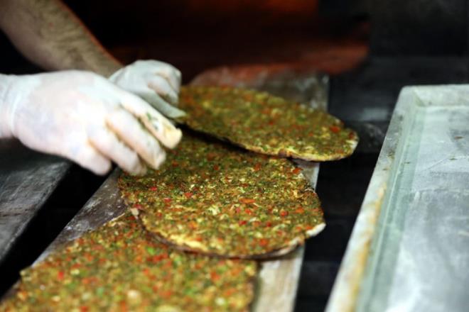 anlurfa'da ana malzemenin soan olduunu ifade eden kasap Reit Kahkeci ise, "Lahmacun Gaziantep&#8217;te sarmsakl ve bol maydanozlu olur. Ancak anlurfa&#8217;da ana rn soandr. Yannda maydanoz, krmzbiber, domates ve et koyarz. Lahmacun iini hazrlarken en sonunda biber salas ve ev isotu koyarz. Tabi bunlarn evde yaplm olmas lazm. Fabrika yapm rnler lezzetli olmaz. Lahmacunun pf noktas l ve kvamdr. Kvam ve lnn tutturulmas ok nemlidir. Fazla koyunca iyi oluyor diye bir ey yok. Belli bir orann tutturulmas gerekiyor. Etin kaburga ksmndan olmas gerekiyor. Lahmacun yumuak olsun diye az kuyruk ya konur. Lahmacun iini hazrlarken sebzeleri makineden deil de elle doramak gerekiyor. nk makineden ekildii zaman acms bir tat oluuyor. Onun iin elle zrhla doramak gerekiyor. Elle doranan lahmacun ii daha lezzetli olur" ifadelerini kulland.