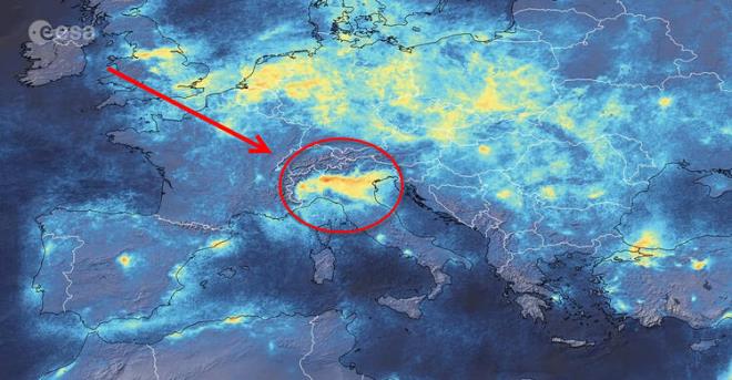 Mart aynda salgnn lkeyi vurmasyla birlikte ise krmz blge iyiden iyiye azald. Benzer bir durum in'de de yaand. Dnyann en kalabalk nfusuna sahip lkenin uydu grnts ise NASA'dan geldi.