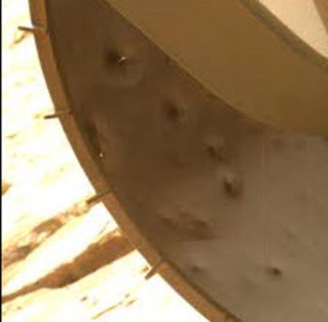 Bu da Curiosity'nin tekerleinin i cephesinden grnts... Her yeri delik deik... Ancak NASA buna zm bulmua benziyor; tekerlei yeniden icat eden NASA bakn yeni canavar iin ne yapt?