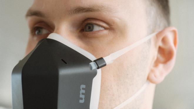 Bu iki katmandan ilki yzde 95 orannda partiklleri temizlerken ikinci olan UV-C katman ile bu oran yzde 99.99&#8217;a kyor. Maske 0.1 mikron byklnde partiklleri filtreleyebilirken bu oran N95 maskesinde 0.3 mikron.