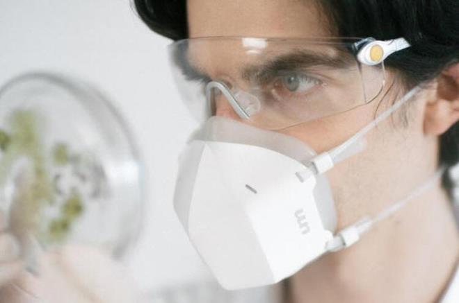 Ultraviyole n temizleme teknolojisini kullanan bu zel maske iki adet 25,000W/cm2 UV-C LED aydnlatma ile solunan havay annda temizliyor.