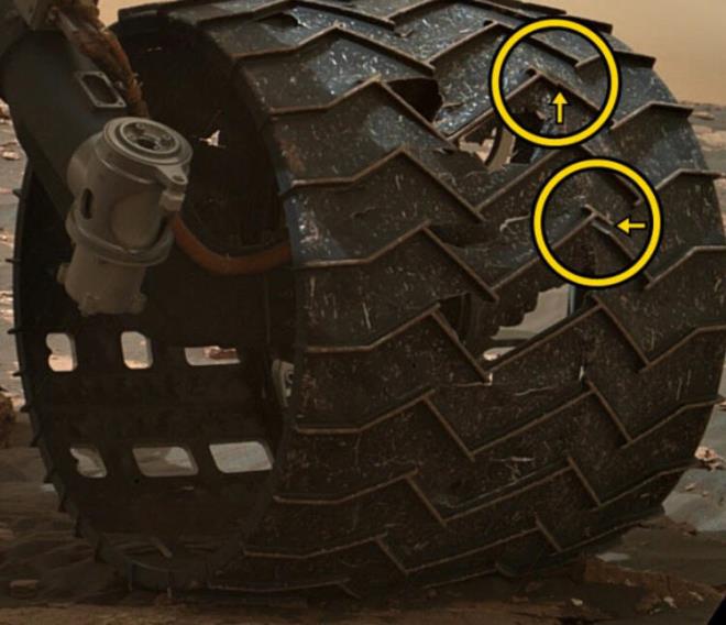 NASA aklamasna gre krmz gezegende beklenenden iyi i karan aracn daha nce tespit edilen; ancak gittike byyen alt alminyum tekerleinden birinde iki ayr yerde krklar ve boluklar var.