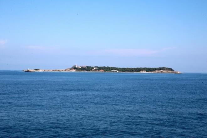 KEFKEN ADASI<br>  Kefken&#8217;e yolunuz derse Kefken Adas&#8217;n mutlaka kefetmelisiniz. Asya ktasnn 159&#8217;uncu byk adas olan ada Cebeci plajna yarm deniz mili mesafede... Tarih boyunca Cenevizliler, Romallar, Bizansllar ve Osmanllar&#8217;a ev sahiplii yapm olan adada tarihi kalntlarla dikkat ekiyor.