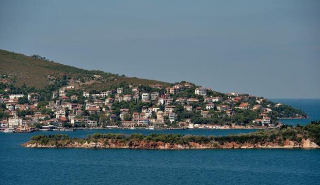 1950 ylna kadar srgn yeri olarak kullanlan adann ilk mlkiyet hakkn Danon ailesi alm. Ada, Heybeli&#8217;ye 700 metre uzaklkta, Burgazada&#8217;nn hemen dousunda yer alyor. zel mlkiyet olmas nedeniyle adaya ziyaret gerekletirilemez. Ancak kayk veya motorlar vastasyla deniz alan kullanlabilir. Kak Adas&#8217;na sefer yapan herhangi bir ulam arac bulunmamakta&#8230;