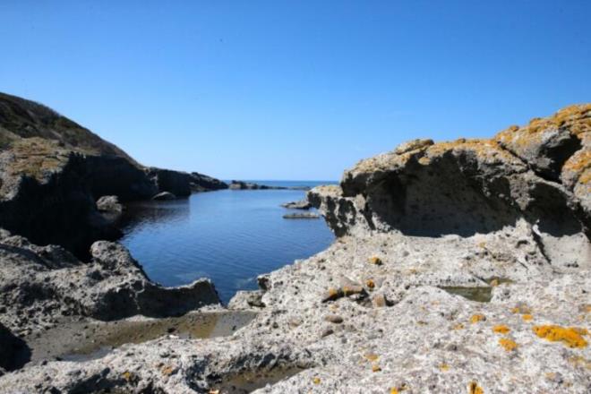 Kefken Adas'nn batsnda byke bir balk barnaa yer alyor. Cebeci'den Kefken Adas'na tekne ile 8-10 dakikada gidilebilmekte. Ada ayrca amatr sualt avclarnn urak yerlerinden.