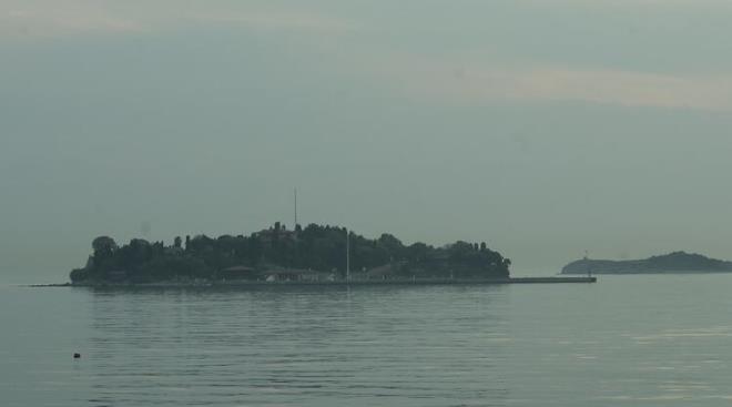 1974'de Tuzla'da satn ald: RAHM KO ADASI<br>  Denize olan tutkusuyla bilinen nl i insan Rahmi Ko'un 1974'te Tuzla'da satn ald adann nceki sahibi, Fransz bir kadnd. Asl ad ncir Adas olan adann, Ko ailesiyle zdelemesi sebebiyle halk arasnda Ko Adas olarak biliniyor. Rahmi Ko, burada zel misafirlerini arlyor onun dnda adaya uramyor. Ko Adas&#8217;n Tuzla sahilden rahata grebilirsiniz.