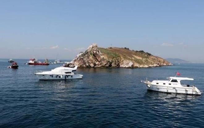 Bizans zamannda ta oca olarak kullanld: TAVAN ADASI (BALIKI ADASI)<br>  Tavan Adas ya da Balk Adas (Yunanca, Neandros Adas) Marmara Denizi'nde yer alan Prens adalarnn bir yesi. Bykada'nn 2 km kadar gneyinde, eni ve boyu 90 metre olan, aasz, plak bir kara paras. Adada hem kkl hem de orakl sebebiyle yerleim yeri yok. Bu adada tavan ok olduu iin halk buraya &#8216;Tavan Adas&#8217; adn takm.