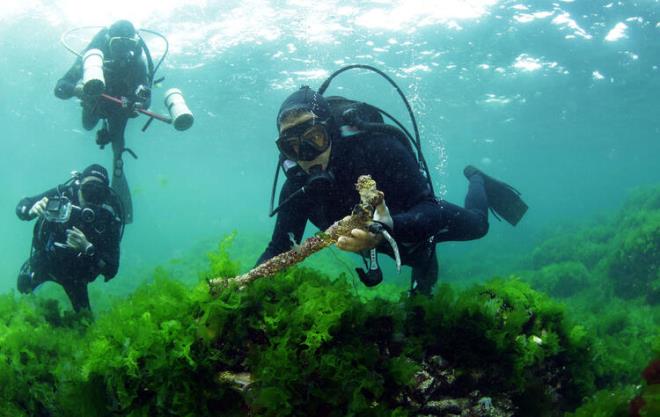 ddialara gre, Satyros Manastr&#8217;ndan deniz altna doru giden uzun dehlizler (yer alt geitleri) bulunuyor; bu geitler iki manastr birbirine balyordu. Ancak bunlar kesin bilgiler deildi&#8230;