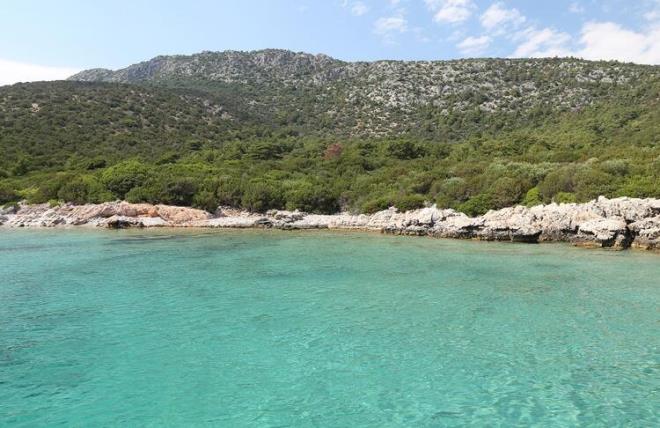Her ne kadar ad kara olsa da, tepeleri am ormanlar ile bezeli yemyeil bir yer Bodrum Karaada. Orta a'a kadar Arkos ad ile Yunanlar tarafndan ynetilen ada, daha sonra Bodrum ile birlikte Rodos valyelerince alnm. 16. Yzylda ise Osmanl aday evresiyle birlikte almtr. 1919 ylnda uluslararas anlamalar gereince talya'ya braklan ada, 1932 Trkiye-talya Szlemesi uyarnca Trkiye'ye yeniden verilmi.