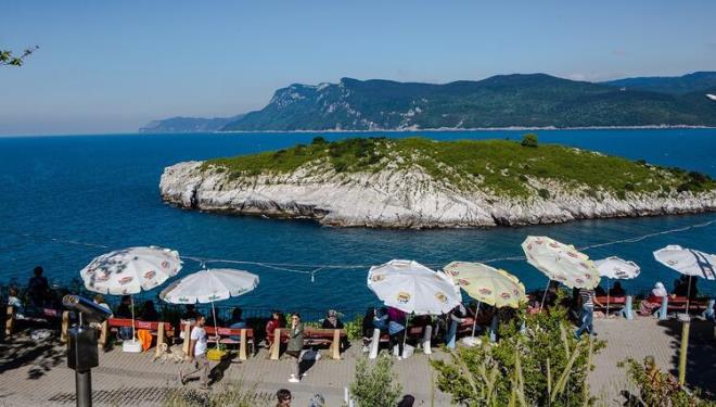 TAVAN ADASI<br>  Karadeniz'in en gzde turizm rotalarndan Amasra. Amasra'nn ilk adi Sesamos olarak biliniyor. 300 yl Fenike egemenliinde kalan kent, M 9. yzylda yonya egemenliine geti. Burada ilgin bir ada bulunuyor. Amasra&#8217;da karayla balants olmayan tek ada olan Tavan Adas&#8230; Amasra merkezinde konumlanan Tavan Adas&#8217;na herhangi bir kpr bulunmamakta.