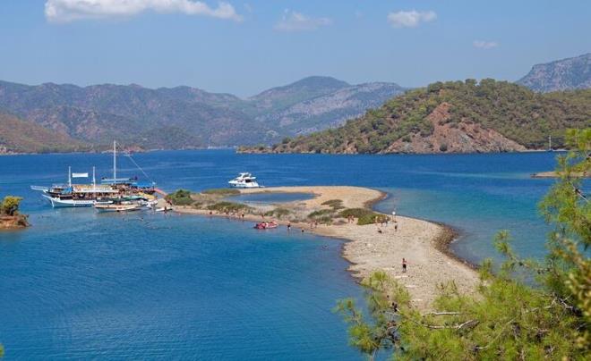 YASSICA TAKIM ADALARI<br>  Kkl bykl, birbirinden gzel onlarca adasyla adeta adalar cenneti olan Fethiye krfezinde, Gcek&#8217;e yakn 12 adalardan oluan Yassca Takm adalar hem gnbirlik gezmek isteyen turistler hem de mavi tura kan denizcilerin urak yeri.