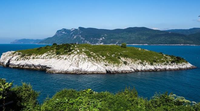 Ancak eski zamanlarda yer altndan yol olduu syleniyor. Hatta adada bulunan kiliseye (yklm) papaznn bu yolla gidip-geldii tahmin edilmekte... Adann ismi ise uzun yllar nce yerliler tarafndan adaya braklan tavanlarn populasyonunu arttrmasyla ortaya km.