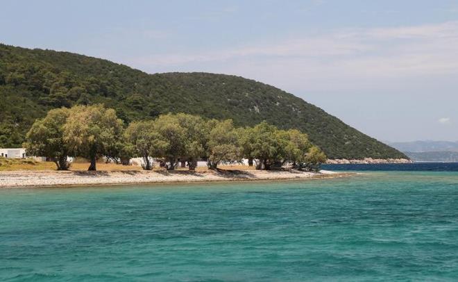 KARAADA<br>  Bodrum'un tam karsnda ve 4 mil uzanda yer alan Bodrum Karaada, mavi yolculuk ile gnbirlik gezi teknelerinin urak noktalarndan biri. Teknelerin yanatklar yerde bir maara bulunuyor ve tekneler genelde bu maarann nnde demirliyorlar.