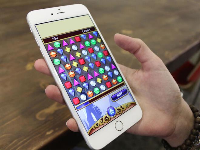 Classic Bejeweled<br>  Akll telefonlarn ortaya kmasyla birlikte nlenen Classic Bejeweled, en az  e renkli kristali bir araya getirmeye altnz bir oyun. Ancak o da bir casus...