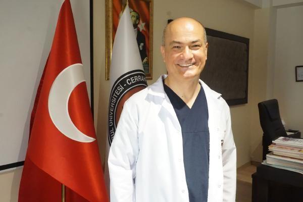 "SNEKLER MEVCUT LALARA KARI DRENLLER":<br> Cerrahpaa Tp Fakltesi Bahekimi ve Dermatoloji Anabilim Dal retim yesi Do. Dr. Zekai Kutlubay da son zamanlarda sinek sr ikayetiyle hastanelere gidenlerin saysnn arttn belirtti. Kutlubay,  "Son zamanlarda gerek Cerrahpaa Tp Fakltesi Hastanesi'ne gerek dier hastanelerin dermatoloji blmlerine youn sayda bcek, sinek sr sebebiyle yaygn alerjiden dolay polikliniklere bavuran hasta saysnda art var. Son birka yldr hem karasineklerin hem sivrisineklerin saysnda art var. Sivrisineklerin ya da karasineklerin cinsinde bir deiiklik yok fakat belediyelerin kulland ilalara kar diren gelimesinden dolay sineklerin saysnda inanlmaz bir art var. Sinekler mevcut ilalara kar direnliler. Mevcut ilalar bunlar ldrmyor. Dolaysyla bunlar daha ok artyor. zellikle havalarn scaklnn artmas, yamurlarn yamas sineklerin artmasn salyor" diye konutu.