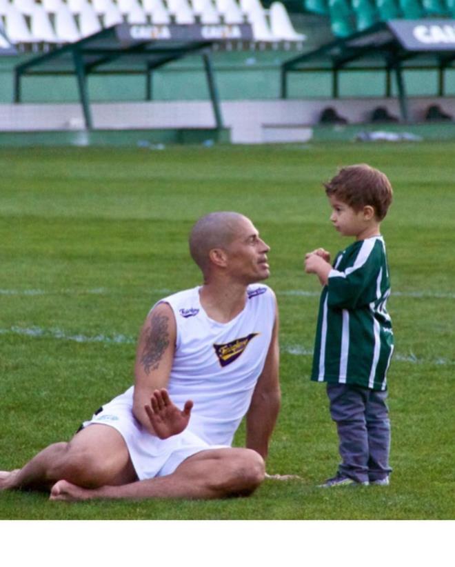 Birbirlerine ikiz kadar benzeyen tek baba oul Alex ve Felipe deil.  Jude Law'dan Clint Eastwood'a, Tom Hanks'ten John Lennon'a nl babalarn ocuklaryla ayn yalardaki hallerine baknca birbirlerinden ayrt etmek ok zor. te nl babalar ve ikizi gibi duran oullar...