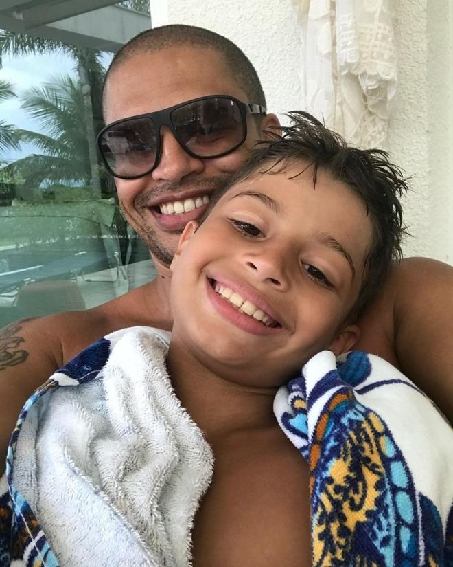 Alex, birka yldr Brezilya'da futbol oynayan ve yeteneiyle kendine hayran brakan Felipe'nin gollerini zaman zaman Instagram hesabndan paylayor. Babas Alex'e bire bir benzeyen Felipe iin "Kk Alex olmu" yorumlar dikkat ekti.