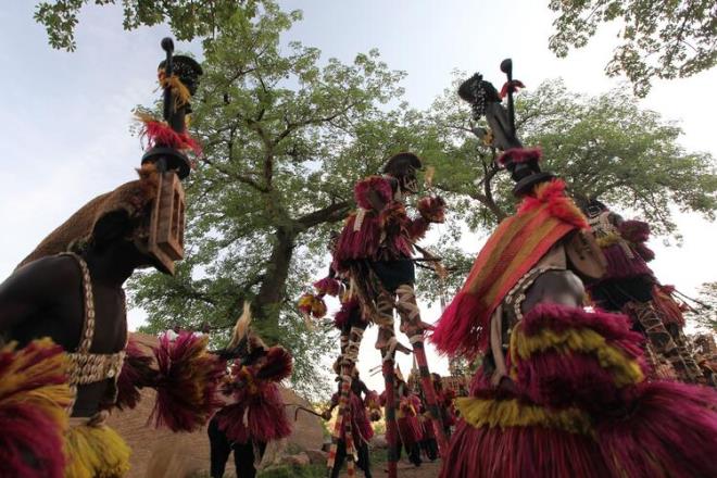 Daha da ilginci Dogonlar&#8217;n bilgilerinin sadece bununla kalmayp ayn zamanda modern dnyamzda ilk kez &#8216;Galileo&#8217; tarafndan gzlemlenmi eylerden haberdar olmalar. Galileo tarafndan gzlemlenmi o yaplar Jpiter&#8217;in drt uydusu ve Satrn&#8217;n yalnzca teleskopla grlebilen halkalar...