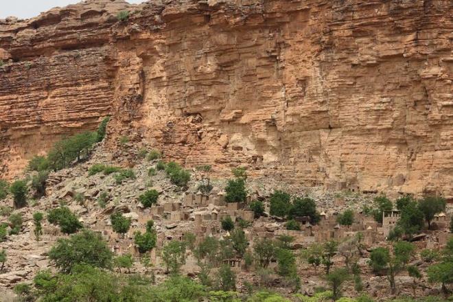 Dogon rahiplerinin, tm srlarn aklamadklar konusunda, aratrmaclar fikir birlii etmi durumdalar. Gerekli hibir teknik araca sahip olmayan ve uygarlmzn ancak 1930&#8217;larda temasa getii Dogonlar &#8220;bu kadar bilgiyi nereden elde etmiler?&#8221; sorusunun cevab hl muamma.