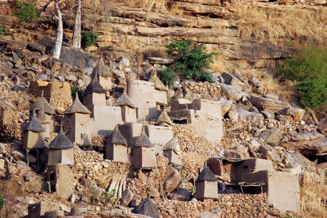 Bu soru, 1930&#8217;dan beri birok bilim adamnn kafasn kurcalayan ve Dogonlar&#8217;n bilgilerinde; dnya d bir kken grmek istemeyen bilim adamlarnca, hl ak bir cevap verilememi bir sorudur.