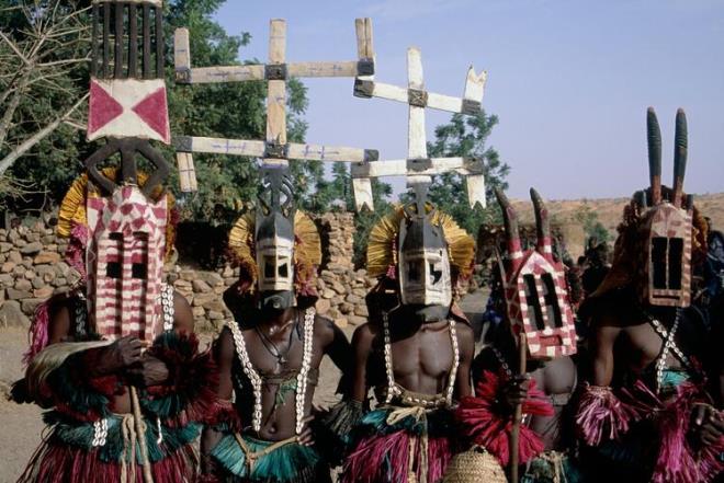 Hatta Arkeolog-yazar Erich Von Daniken, Dogon inanlarn kabullenmi ve bu bilgileri gemite dnya d varlklarn dnyamz ziyaret ettiinin kesin bir kant olarak yorumlamtr.