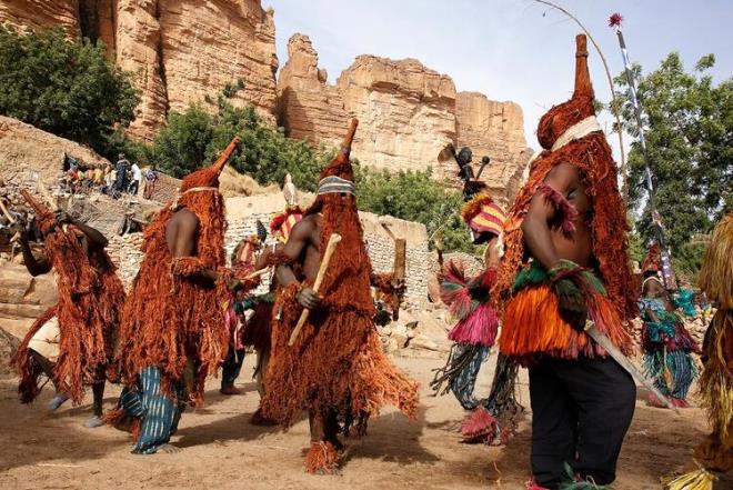 Dogon Kabilesi yeleri varolularn ise ok ilgin bir ekilde aklyor. Onlara gre doumlar &#8216;Sirius Sistemi&#8217; ile gne sisteminin evlenmesi sonucu olmu. Dogonlar, Sirius Yldz&#8217;nn en parlak yldz olduunu Sirius&#8217;un yannda plak gzle grlmeyen kk youn ve snk bir yldzn daha bulunduunu ve bu yldzn tam konumunu biliyorlar.