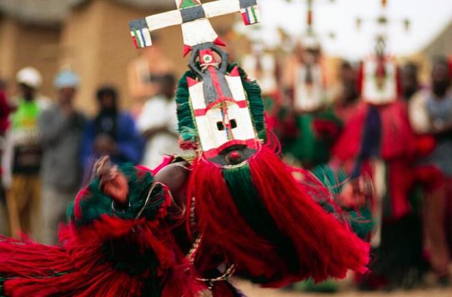 nandklarna gre Nommolar dnyann yaratclar olmasnn yannda insanolunun atalar ve ruhsal ilkelerin koruyucular &#8216;yamuru yadran glerin ve sularn mutlak sahipleri&#8217; idi.