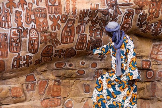 Dogonlar ayrca saysz yldzn varlna ve dnyann da iinde yer ald Samayolu&#8217;nun sarmal bir gc olduuna inanyorlard. Ayrca Dogonlar sahip olduklar bilgilerin ounu sembollerle anlatmlar. Kullandklar bu sembollerinin temelinde, ise &#8216;Nommolar&#8217; diye adlandrlan ve dnyay uygarlatrmak iin uzaydan geldiine inanlan hem karada hem de suda yaayabilen varlklar var.