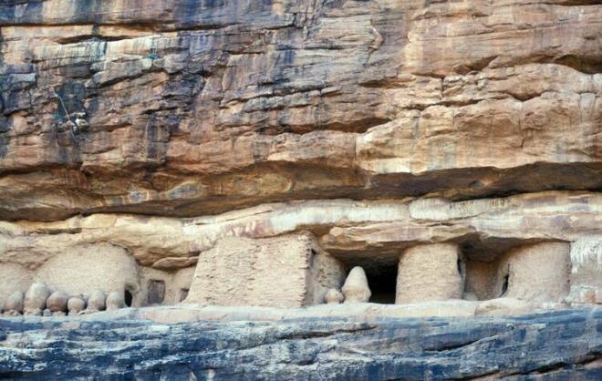 Dogon rahiplerine gre eski zamanlarda Sirius sistemindeki bir gezegenden dnyaya inen Nommolar sahip olduklar bilgileri o zamanki rahiplere retmi onlar da bunlar yeni kuaklara aktarmlar.