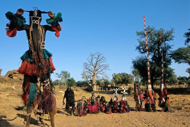Dogon Kabilesi'ne mensup kiiler, dnyann yuvarlak olduunu biliyor ve bunu kabul ediyor. Bu kabilenin yeleri ne kadar medeniyetten uzak yayormu gibi gzkse de ou kiiden fazla astronomik bilgiye sahipler.