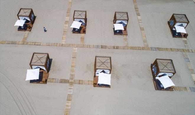 ezlonglar arasnda da mesafe brakldna deinen Karacan, ou tatilcinin ise ezlong yerine kapal, kiiye zel pavilionlar talep ettiini ifade etti.<br>    Misafirlerin taleplerini karlayacak nitelikte pavilionlarn hizmet verdiini anlatan Karacan, ihtiya olduu durumda ilave yapabileceklerini dile getirdi.