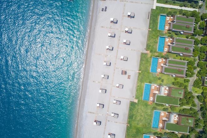 Antalya'da, yeni tip corona virsten (Covid-19) dolay izole tatil geirmek isteyenler iin otellerin sahillerine birbirinden farkl zel blmler yerletirildi.  <br>  Covid-19 nedeniyle salkl ve gvenli bir ortamda tatil yapmak isteyen turistlerin talepleri geen yllara gre farkllk gsteriyor.   <br>  Otelleri ya da seyahat tur acentelerini arayan tatilciler, en ok sosyal mesafeli tatil hakknda bilgi almak istiyor. Bu dorultuda alternatif turizm destinasyonlar ile 193 lkeden misafir arlayan Antalya'daki oteller de hizmet alanlarnda farkl dzenlemelere gitti.