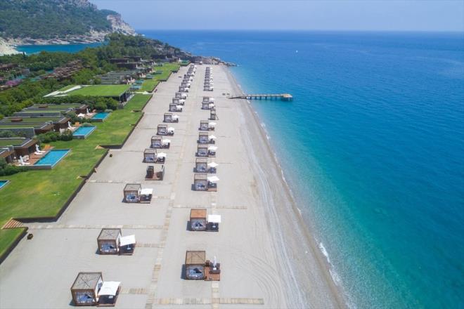 TATLCLER SOSYAL MESAFEL PLAJ HZMET SORUYOR  <br>  Be yldzl bir otelin genel mdr Cem Karacan da yerli ve yabanc turistlerin salkl tatil yapabilmeleri iin Kltr ve Turizm Bakanlnca hazrlanan genelgeler dorultusunda gerekli dzenlemeleri yapp, Gvenli Turizm Sertifikas'n aldklarn syledi.