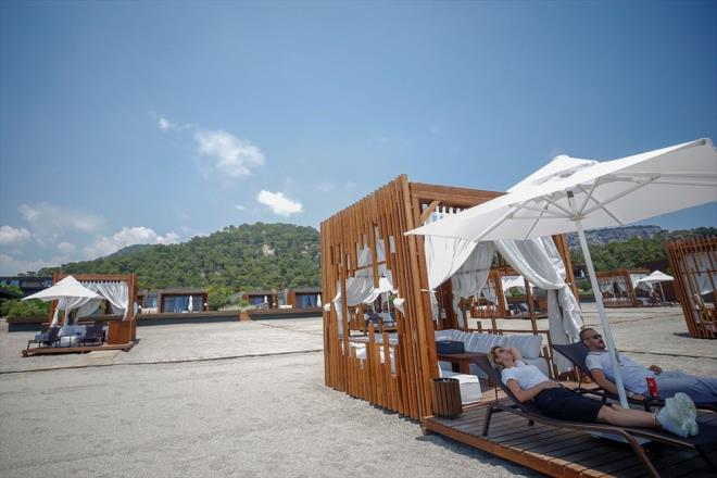 lgner, zellikle turistlerin kendilerini daha rahat izole edebilecekleri mekanlar istediklerini belirterek, u deerlendirmede bulundu: <br>    "nsanlar otellerimizde birbirinden ayr, arzu edildiinde kendi alanlarnda tatil yapabilecekleri imkana sahip. Misafirlerin gnlerini geirdikleri en youn alanlar sahiller. ezlonglarmz da ayrdk ama kendisini daha fazla izole etmek isteyen tatilcilerimiz iin kabanalarmz ve pavilionlarmz hazr. Bunlar u anda ok tercih ediliyor. Misafirlerimiz daha gelmeden buralar hakknda bilgi istiyor, rezervasyon artlarn soruyor. Kabanalar 8-10 kiilik kapasitelerde. Her birinde tatilcilere zel ayr personelin hizmet ediyor"