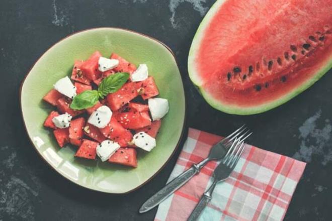 Karpuz tketirken 5 kurala dikkat!  <br>&#8226; Ara n tercih ederseniz karpuzu yemeklerden en erken 2 saat sonra tketin. Bu hem kan ekerinin dengeli seyretmesini, hem de sindirim sistemine ar yklenmeyi engelliyor.