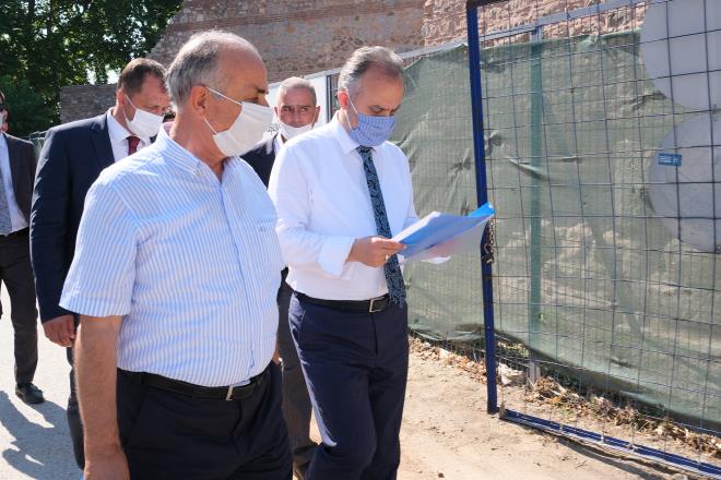 &#8220;Turizm ve tarm&#8221;    <br>almalar yerinde inceleyen Bursa Bykehir Belediye Bakan Alinur Akta, znik denilince tarm ve turizmin n plana ktn belirterek, ana gayelerinin bu iki konuda zirve yaparak ileye deer katmak olduunu kaydetti. Tarihi znik surlarnn stanbul Kaps&#8217;nda 2017 ylnda balatlan almalarn halen srdn ifade eden Bakan Alinur Akta, her admn kurul onayl olmasndan dolay ilerin uzun sreli devam ettiini dile getirdi.