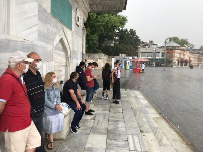 Kuvvetli rzgar uyars    <br>Rzgarn kuzey ve kuzeydou ynlerden Marmara&#8217;nn bats ve Ky Ege&#8217;de kuvvetli (40-60 km/sa),  Anadolu&#8217;nun gney ve dousunda kuvvetli ve ksa sreli frtna (50-80 km/sa) eklinde esecei tahmin edildiinden yaanabilecek olumsuzluklara kar (ulamda aksamalar, aa devrilmesi at umas vb.) dikkatli ve tedbirli olunmas gerekmektedir.