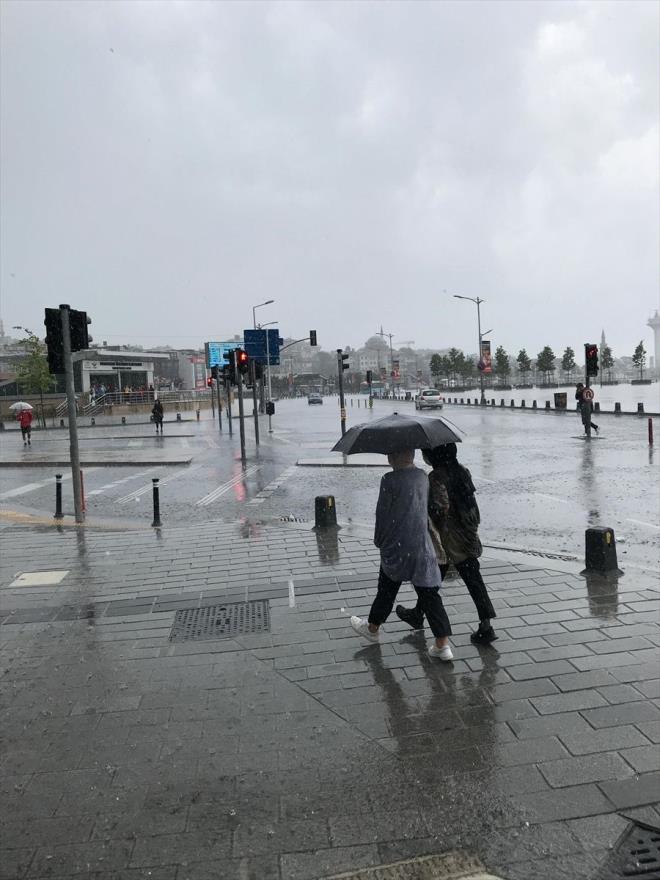 Meteoroloji Genel Mdrl tarafndan yaplan son deerlendirmelere gre; lkemiz genelinin paral ve yer yer ok bulutlu, Marmara&#8217;nn dousu,  Ege, Bat Akdeniz&#8217;in i kesimleri,  Anadolu&#8217;nun kuzey ve dousu, Karadeniz ile Adana ve K. Mara'n kuzeyi, Malatya, Erzurum, Tunceli, Bingl, Erzincan, Kars ve Ardahan evrelerinin yerel olmak zere aralkl saanak ve gk grltl saanak yal geecei tahmin ediliyor.