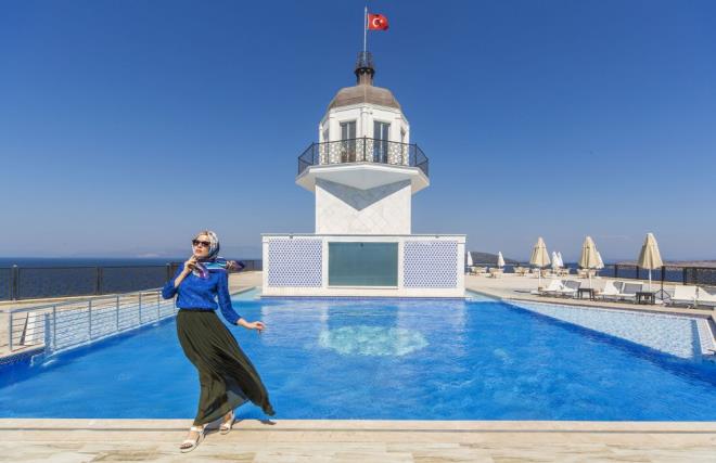 DEMELERN STEDLER SONU ALAMADILAR  <br>  Hrriyet'in haberine gre; Anlan otelde tatil yapamayacaklarn dnen tatilciler bu kez yaptklar demenin iadesini istese de sonu alamad. Otelin sahibi M.V.E, konu ile ilgili yapt aklamada "Otelimizin pazarlamasn yapan firma, haberimiz olmadan ok sayda kiiden para toplam. Otelde konseptin deitii bilindii halde bu satlar yaplm. Biz de, bu firmann sahibi T.A. hakknda savcla su duyurusunda bulunduk. Alacak davamz ise sryor. cra takibi iin acentenin adresine gidildiinde ise, i yerinin boaltld grdk. irket hakknda TRSAB'a da ikyette bulunduk. Bu firma bizim dmzda baka bir grubu daha 4-5 milyon lira dolandrm" diye konutu.