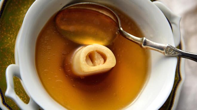 Ancak rutinde kemik suyu t�ketimi kan kolesterol d�zeylerini artt�rabilece�i i�in kalp-damar hastal��� veya kolesterol y�ksekli�iyle ili�kili herhangi bir hastal���n�z varsa kemik suyu t�ketiminden ka��nman�z �ok �nemli.