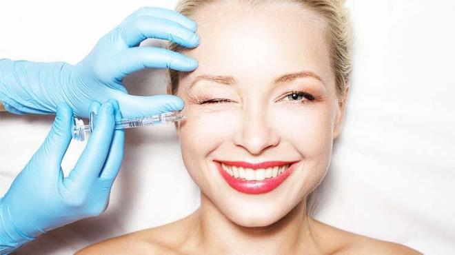 Dikkat! Fazlas� zarar verebilir<br>  Kolajenden zengin beslenme ve/veya kolajen i�eren besin destek �r�nlerinin uygun dozajlarda (g�nde 2.5-5 gram) kullan�m�n�n herhangi bir yan etkisinin olmamas�, kolajenin zararl� olmad��� anlam�na gelmiyor.<br>    Son y�llarda pop�lerle�en kolajenin fazla t�ketiminin ayn� zamanda kan kolesterol d�zeylerini de art�r�p kalp hastal�klar�n�n �nlenmesinde veya tedavisinde olumsuz etki yaratt��� uyar�s�nda bulunarak, “Bu nedenle kolajen ‘az� karar, fazlas� zarar’ bilinciyle sadece yeterli ve dengeli beslenmenin i�inde d���n�lmeli<br>Kaynak Foto�raflar: iStock