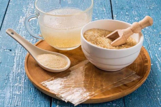 Jelatin<br>  Jelatin, kolajenden t�retilmi� bir protein t�r�. Bu y�zden kolajen �retimini artt�ran besinlerden biri olarak kabul ediliyor. Jelatini pi�irme s�ras�nda kullan�labilir ve yeme�inizin besin de�erini artt�rmak i�in �orba, g�ve� veya et suyuna kar��t�rabilirsiniz.