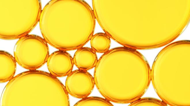 Kolajeni v�cudumuz ya�ad���m�z s�re boyunca kendi �retiyor. Ancak 25’li ya�lardan itibaren v�cudumuzda kolajen �retimi yava�lamaya ba�l�yor, 35’li ya�lardan sonra yava�lama h�z�n� art�r�yor, bunun sonucunda olumsuz etkiler kendini daha fazla g�steriyor. Ayn� zamanda sigara, hava kirlili�i, g�ne� ���nlar� ve �ekerli besinler t�ketmek gibi hatal� beslenme al��kanl�klar� da v�cudun kolajen �retme kabiliyetini olumsuz etkiliyor.