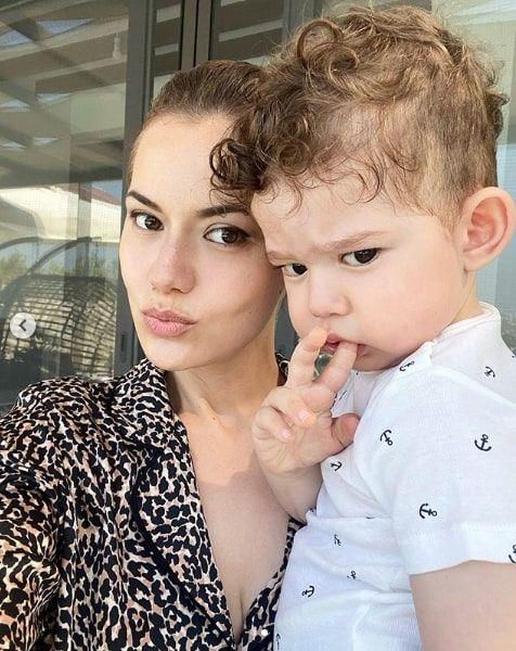 Fahriye Evcen'in Karan'la paylat fotoraflara Burak zivit de kaytsz kalmad ve olu Karan iin ''Kurt baklm'' yorumunu yapt.