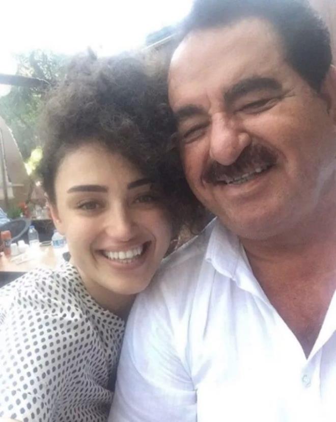 Babas brahim Tatlses'in kendisine ev vereceini syleyen sonra da vazgetiini ileri sren Dilan tak Tatlses, babasyla ilgili arpc aklamalarda bulundu. "Babanz brahim Bey ile aranz nasl, sular duruldu mu?" sorusu sorulunca Dilan tak, unlar anlatt: